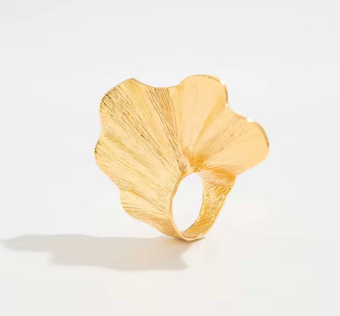 Exaggerated Leaf Ring