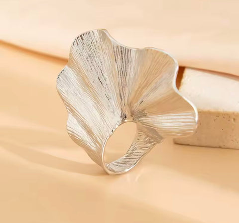 Exaggerated Leaf Ring